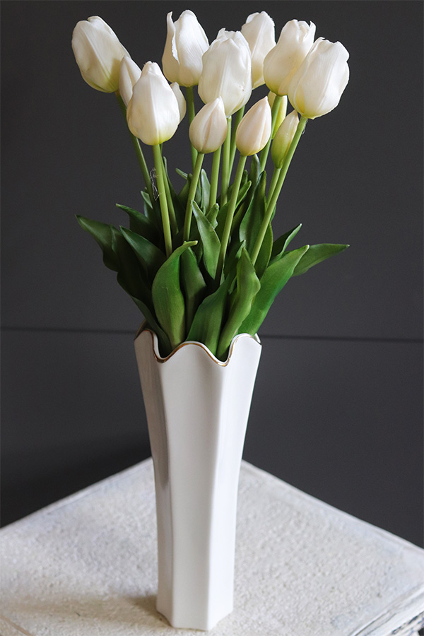 Fleur Blanche Tulips ceramiczny smukły wazon z tulipanami wym 28x10cm